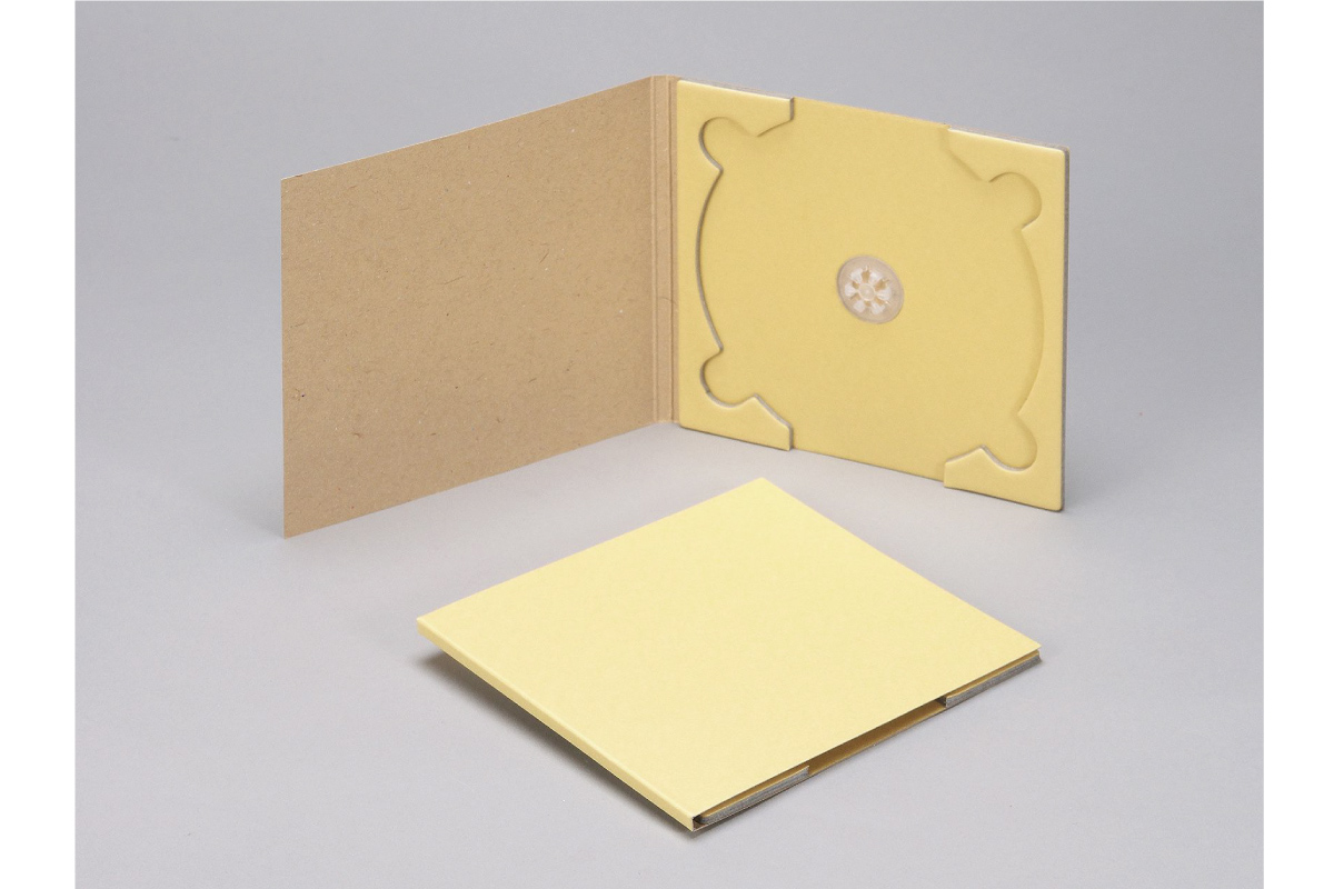 Molded and nonwoven fabric CD/DVD cases